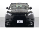 ブラックエクステリアパックと23インチ5135グロスブラックホイールがスポーティな印象を際立たせます。高級感と力強さを兼ね備えた、レンジローバーらしい洗練されたデザインが魅力です。