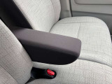 リラックスして運転できるアームレスト付き