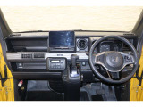 操作性に優れた運転席となります!小物入れや各ボタンの配置にこだわり、使いやすいです!座り心地もよく視認性も良好なのでロングドライブもお任せ下さい!