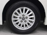 純正アルミホイールは精度が高く、走行の安定性が優れています。タイヤサイズ195/65R15