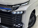 【LEDヘッドライト】悪天候や夜間走行時も良好な視界を確保し安心して運転できる高輝度LEDヘッドライトを装備!点灯速度が早く、消費電力も抑えられています。