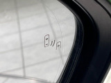 【ブラインドスポットモニター】走行中、ドアミラーの死角になりやすい箇所に後続車が接近するとサイドミラーのレンズに警告を表示!ドライバーに注意喚起をしてくれます。