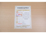 【車両検査証明書】店頭にて、クルマの状態が一目で分かる査証明書を公開中。トヨタ認定検査員が厳しく検査し、状態を点数と図解で表示しています。修復歴はもちろん、傷やヘコミの箇所や程度がご確認いただけます。