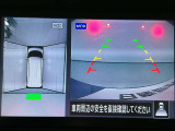 【アラウンドビューモニター】まるでクルマを真上から見ているようなアラウンドビューモニターで運転をサポート。運転席から見えにくい車の四隅や後方もモニターでしっかり見えます。