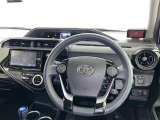 運転席まわりです。 各操作スイッチは使いやすい位置に配置されてます。