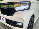 【LEDヘッドライト】悪天候や夜間走行時も良好な視界を確保し安心して運転できる高輝度LEDヘッドライトを装備!点灯速度が早く、消費電力も抑えられています。