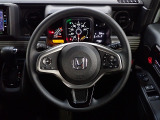 運転にかかわる様々な操作を安全に行えるように視点移動が少なく操作性に配慮されたスイッチ類が凝縮されたコクピットです。