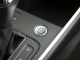 ■100項目に及ぶ点検■Audiでは独自の基準をクリアした車だけを認めています。全ての条件を満たした車だけが、認定資格を持つテクニシャンの手による100項目にも及ぶ点検・整備を受け、お客様のもとへ届けられます。
