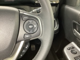 ステアリングの裏側、左右にパドルシフトがついています。右が+、左が-の操作でシフトチェンジを行い、エンジンブレーキなどのマニュアル操作ができます。