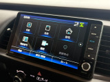インテリアに馴染む純正ナビがついております。Honda自慢のインターナビは渋滞情報だけでなく天気情報、災害情報、安否情報など多彩な情報をご提供するHonda独自の「通信型ナビ」となっております。