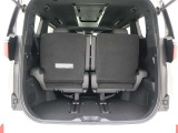 3列目シートは跳ね上げ式で折りたたみ可能です。キャンプ用品など大きな荷物もばっちり収納可能です!