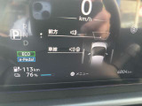 見やすいスピードメーターと中央にはモニターがあり車の設定やタイヤのアングル確認もできます!!