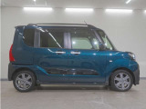 リアには左右スライドドアを採用。狭い駐車場でも開閉しやすく、強風の日でもドアが煽られにくくなっております。小さなお子さまやご年配の方も安心して乗り降りできます。