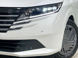 【LEDヘッドライト】悪天候や夜間走行時も良好な視界を確保し安心して運転できる高輝度LEDヘッドライトを装備!点灯速度が早く、消費電力も抑えられています。