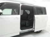 【両側パワースライドドア】両側パワースライドドア付きだから、狭い駐車スペースなどでの 乗り降りラクラク!小さなお子さまのいるご家庭には嬉しい装備。