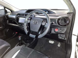 運転席周りのレイアウトをご覧ください。ナビゲーションが綺麗に装着されすっきり収まってますね!