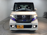 【HID】ディスチャージヘッドライトが装備されています。夜間走行時や雨の日に明るく安全に前方を照らすことが出来ます。対向車からも見えやすいので相手に接近を知らせることも出来ます。