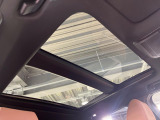 【パノラマルーフ】大型のガラスルーフ搭載で車内の解放感が一気にアップ!開放的なドライブをお楽しみいただけます。