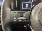 ステアリングスイッチ付きで、運転中に視線を前に向けたまま操作できます。