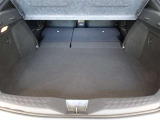 セカンドシートを倒した状態です。セカンドシートは独立可倒、荷物に合わせてラゲッジスペースをアレンジできます。