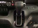 CVT車のセレクトレバーです。低速から高速まで、変速ショックのないスムーズな走りを実現するとともに、エンジン効率のよい領域を維持することで燃費にも貢献します。