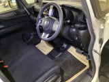 【ベンチシート】運転席と助手席の移動もスムーズ!狭い駐車場での乗り降りや、お子様の乗り降りにも便利です。座席の間にコンソールボックスやドリンクホルダーがないため、車内空間が広く感じます。