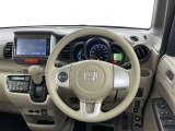 運転席まわりです。 各操作スイッチは使いやすい位置に配置されてます。