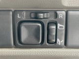 【電動格納ミラー】サイドミラーは電動格納式となっており、狭い駐車場でもキズがつくリスクを抑えられます。