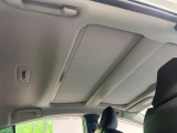 【パノラマルーフ】大型のガラスルーフ搭載で車内の解放感が一気にアップ!開放的なドライブをお楽しみいただけます。