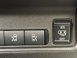 【ハンズフリー機能付き両側パワースライドドア】スライドドアの下に足先を入れてすぐ引くと、自動的にスライドドアが開閉します!荷物で両手がふさがった状態でも、ドアの開閉ができてとっても便利!