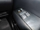 パワーウィンドウスイッチで運転席から全席の窓の開閉ができます。