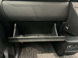 車検証入れになどにも使える便利な収納BOXあります。