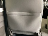 【シートバックポケット】すぐ手に取りたいアイテムをスマートにしまっておけます。限られた空間を有効に活用でき、長距離のドライブでも車内を清潔感のある落ち着いた状態に保ってくれる実用的な機能です。