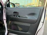運転席扉の内側部分になります。パワーウィンドウ機能が付いているので、窓の開け閉め楽々です!少し換気したいな〜なんて時にササッと操作できますよ!