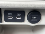 [アクセサリーソケット]こちらから電源が取れますので、車内での電化製品のご利用ができます♪