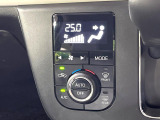 【オートエアコン】一度お好みの温度に設定すれば、車内の温度を検知し風量や温度を自動で調整。暑い&hellip;寒い&hellip;と何度もスイッチ操作をする必要はありません。快適な車内空間には必須の機能ですね♪