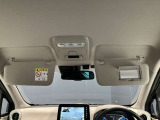 運転席のサンバイザーにはバニティーミラーも付いています。身だしなみチェックには欠かせません。