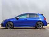 鮮やかなラピスブルーメタリックが存在感を放つGolf R。走りもスタイルも妥協しない一台です。