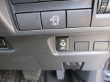 アイドリングストップ機能付です。特別な操作をしなくても、普段通りの運転をするだけで、エコドライブができる機能です。OFFボタンがありますので、必要に応じて使い分けてください。