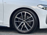 Audiは、スポーティなデザインからシンプルでエレガントなデザインまで、さまざまなデザインを提供しています。軽量でありながら高い強度を持っており車両のハンドリング性能やブレーキ性能が向上します。