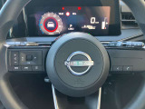 運転中も視線を外さずチャンネルやボリューム調整可能、安心便利なステアリングスイッチ付き!