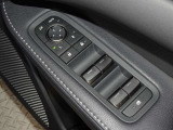 輻射ヒーター(運転席・助手席)にオプション装備されております。