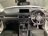 安全運転と情報操作を両立する運転席まわり。さまざまな情報を扱いながら正しい姿勢で安全に運転できることを追求したコックピット!