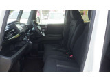 平日はママにぴったりの運転席を。休日はパパにぴったりの運転席を。ハンドルもシートも柔軟に位置調整ができます。運転席はハイトアジャスターが装備されていますので上下方向に柔軟に調節できます。