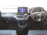 握りやすいハンドルには、オーディオコントロールとクルーズコントロールスイッチが装備されており、ハンドルから手を離さずに操作が出来ます。感覚で操作ができて便利で安全ですね!