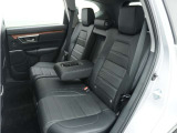 ◆ゆったり座れる大型で上質なシート。ゆとりのサイズと十分な厚みで豊かな座り心地を生み、ロングドライブでも疲れにくいシートです。