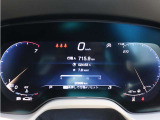 フルデジタルメーターを採用し、スポーティさと機能性を両立。快適なドライブをサポートします。
