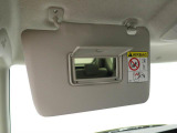 運転席、助手席のサンバイザーの裏にはバニティミラーが装備、身だしなみに役立ちます。