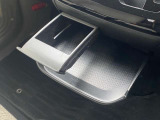 インストセンターロアBOX・グローブBOX・カップホルダー付きインストセンタースライドトレイ等、車内に持ち込んだ小物やドリンクが片付く収納も充実です。