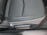 運転席の状態が出る場所ですが、ご覧の通りにキレイな状態ですよ。シートリフターの調整幅も大きいので、ポジションにお悩みの方はぜひ一度お座りになってくださいね。